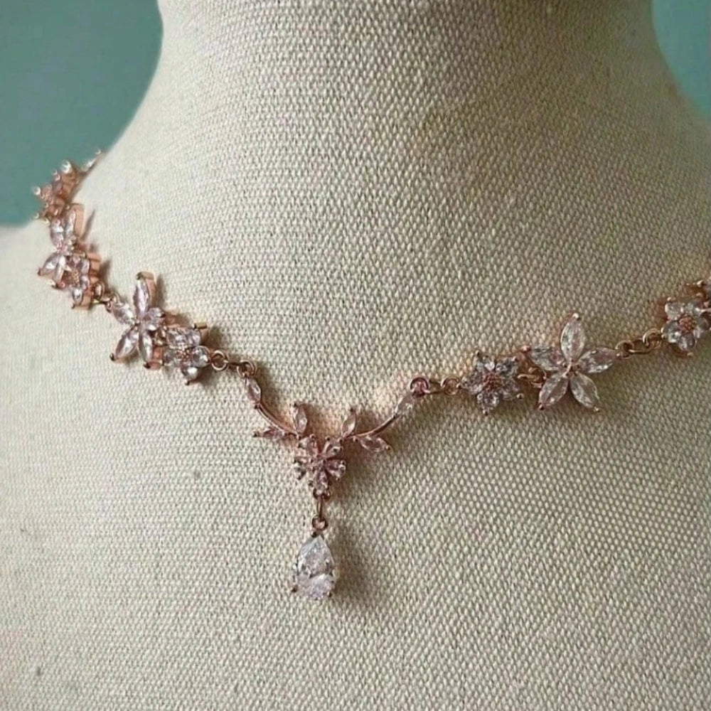 Collana floreale bianca in oro rosa, girocollo da sposa stile fata, set di gioielli Fairycore