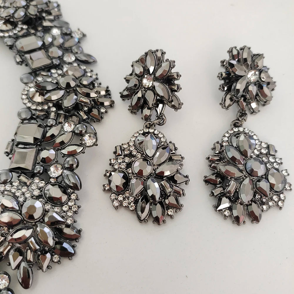 2026 Nuovo indiano vintage pistola grigio cristallo strass collare grande grande grande collana girocollo orecchini set di gioielli per le donne