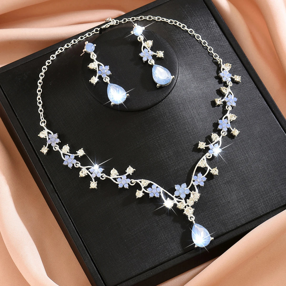 Collana e orecchini con zirconi intarsiati a forma di lacrime d'angelo, set di gioielli di lusso leggero, accessori da sposa.