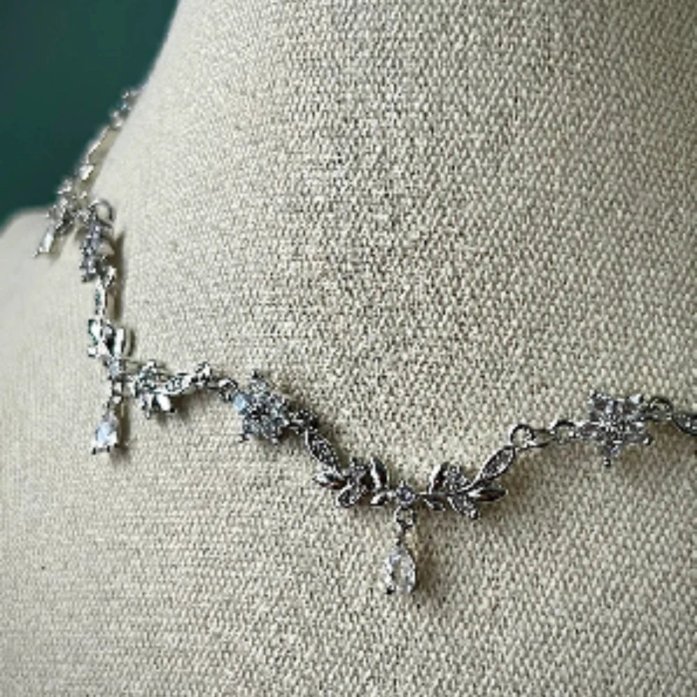 Collana floreale bianca in oro rosa, girocollo da sposa stile fata, set di gioielli Fairycore