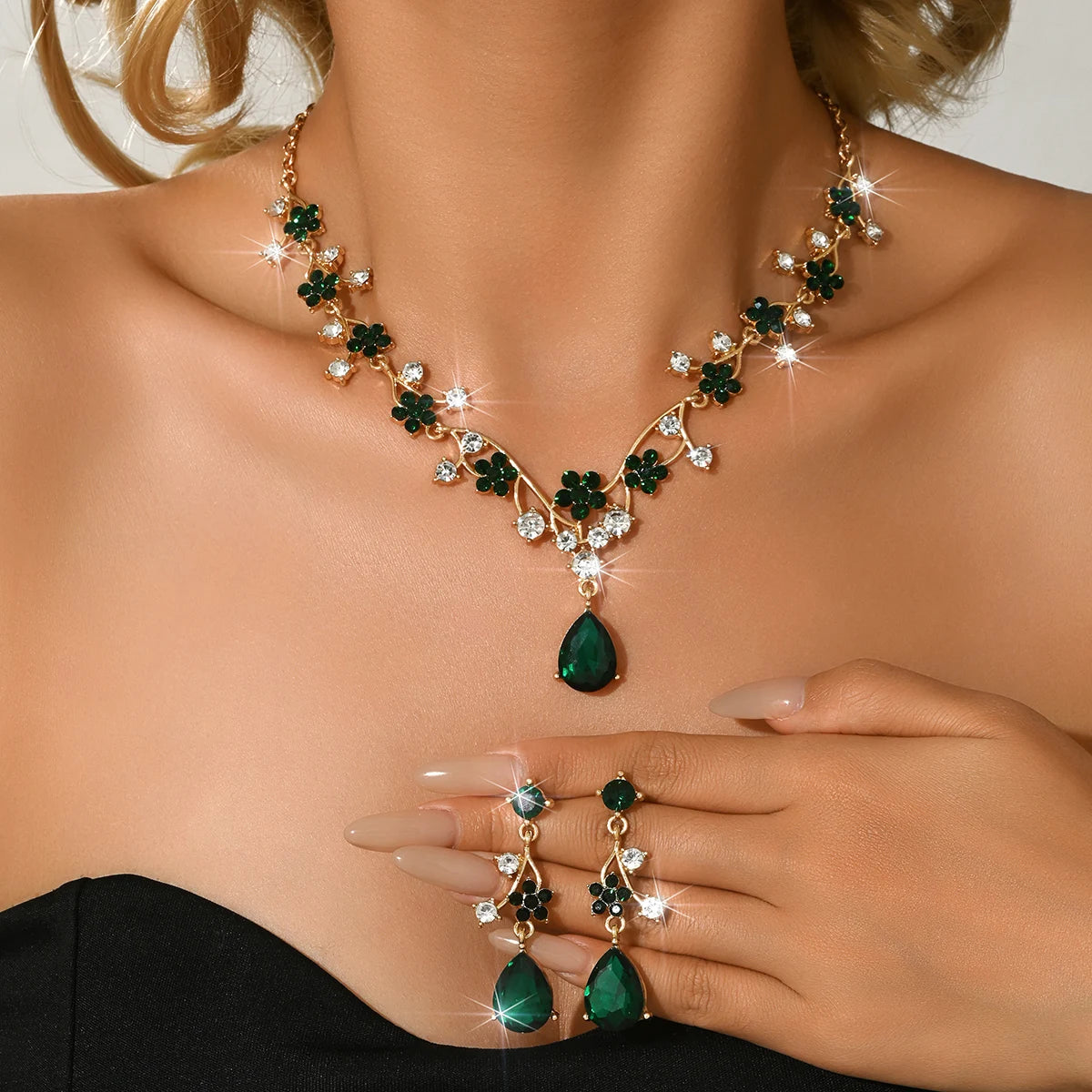 Collana e orecchini con zirconi intarsiati a forma di lacrime d'angelo, set di gioielli di lusso leggero, accessori da sposa.